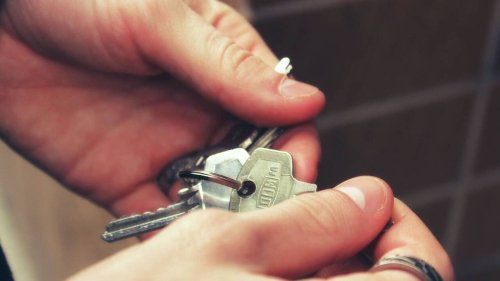 Elle retrouve son logement occupé : un squatteur caché sous le lit et l’autre sous une pile de linge