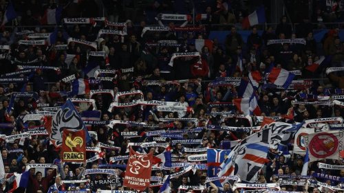 Réforme des retraites. Des supporters appellent à la démission de Macron lors de France – Pays-Bas