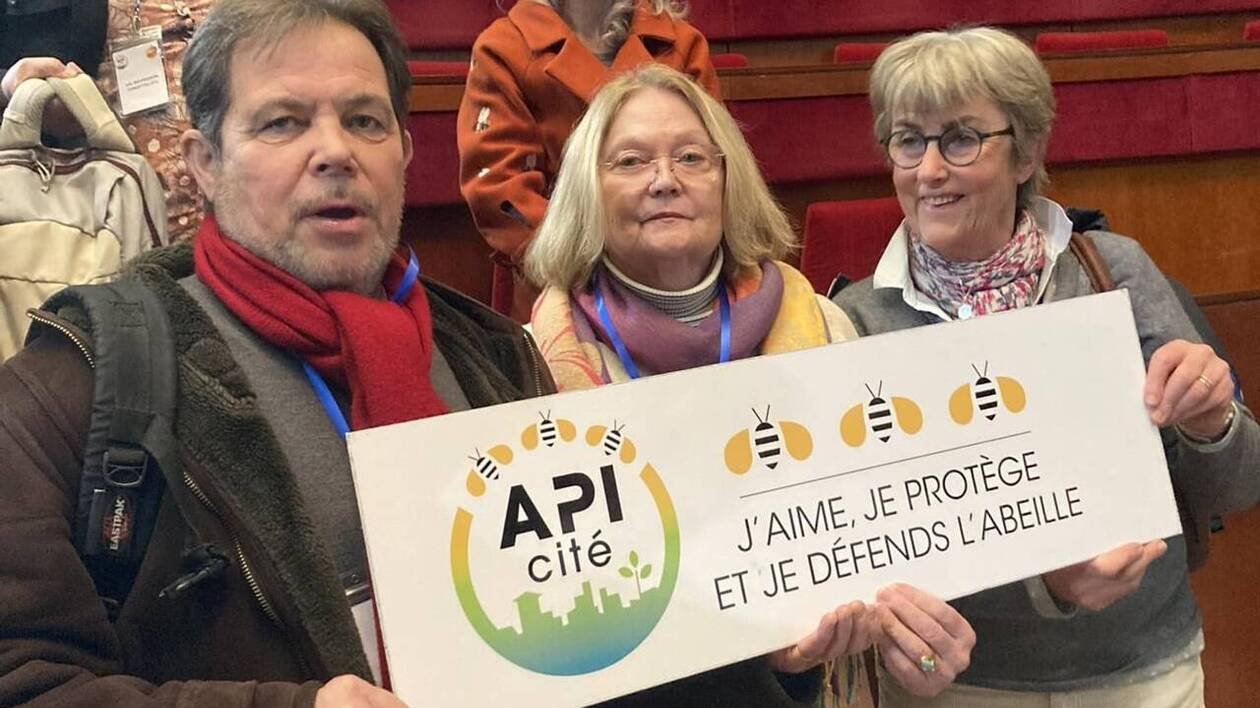 La commune de Livarot-Pays-d’Auge conserve ses trois abeilles du label APIcité