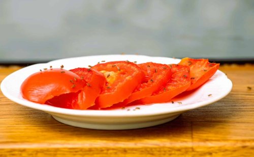 Invasion de moucherons dans la cuisine : cette astuce naturelle ultra-efficace et trop peu connue va vous sauver la mise