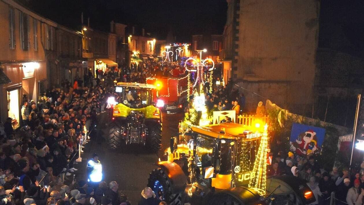 EN IMAGES. La foule à Ernée pour le défilé de tracteurs illuminés du syndicat Jeunes agriculteurs