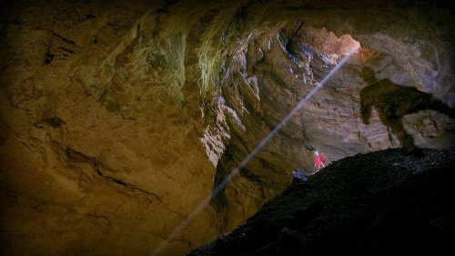« Il s’est jeté dans le vide » : un touriste se tue en visitant un gouffre avec son père