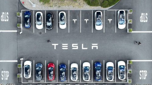 Tesla : bloquée dans un parking, sa voiture roule toute seule jusqu’à la grille et la déverrouille