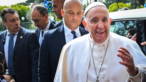 « Je suis encore vivant », plaisante le pape François à sa sortie d’hôpital
