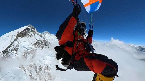 Alpinisme. Un parapentiste s’est élancé depuis l’Everest, une première de manière légale