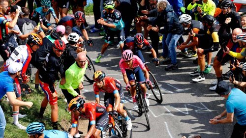 DIRECT. Giro 2022 : le Slovène Jan Hirt remporte la 16e étape, Richard Carapaz reste en rose