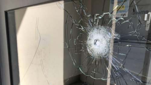 « On veut m’intimider » : la façade de sa pizzeria criblée de balles à Nantes, un patron dévasté