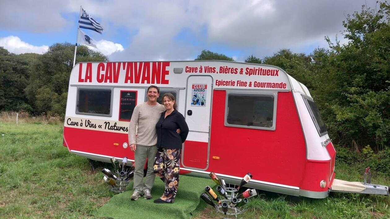 En Centre-Bretagne, ce maître sommelier corse a lancé une cave à vin-épicerie dans une caravane
