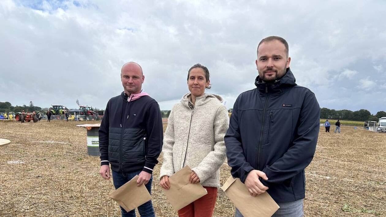 Dans le Poher, trois jeunes agriculteurs récemment installés reçoivent un chèque