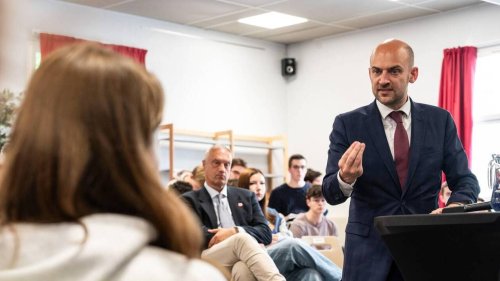 Le ministre des Affaires étrangères répond aux élèves du lycée Charles-de-Gaulle à Caen