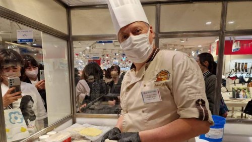 Cet artisan boulanger breton représente le kouign-amann de Douarnenez au Japon