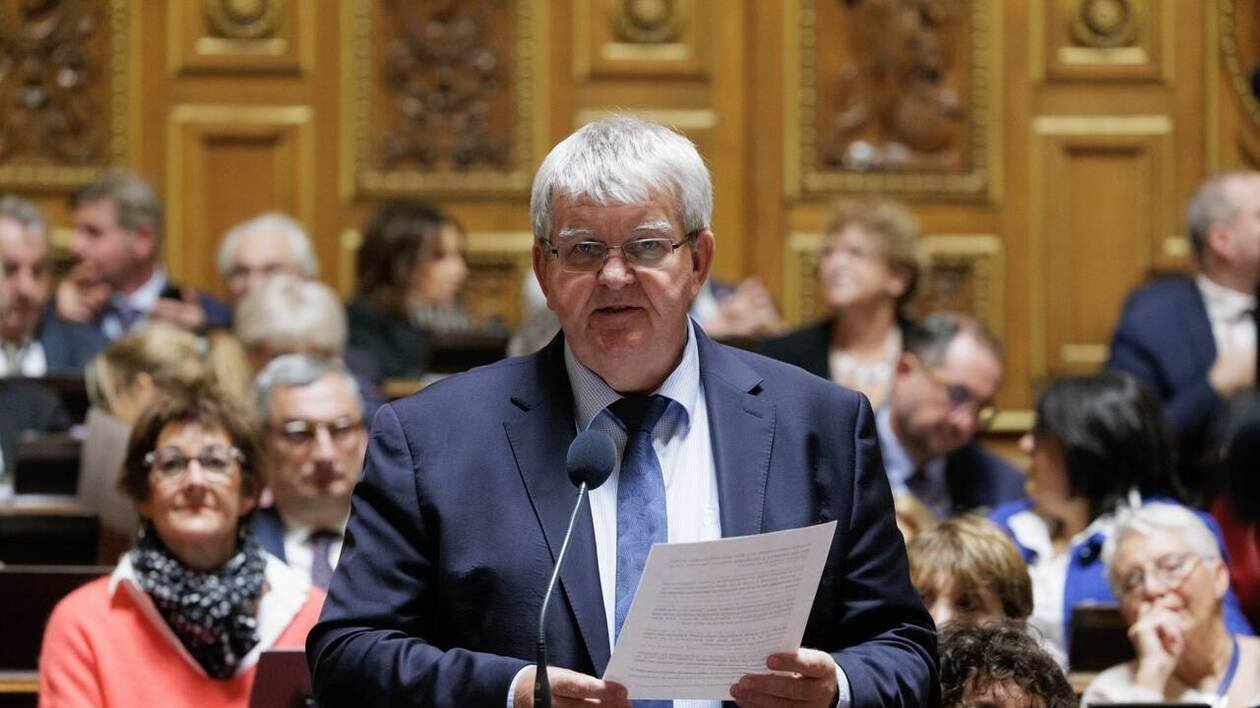 Redevances eau. Le sénateur Bleunven interpelle deux ministres