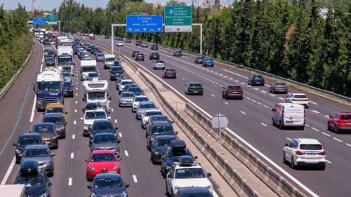 Le car repart sans lui, il continue son voyage à pied et avec sa valise sur l’autoroute