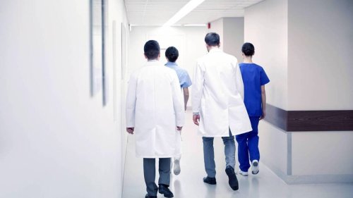 « Miraculeux » : un bébé de 2 ans survit à une chute du 15e étage en atterrissant dans des buissons