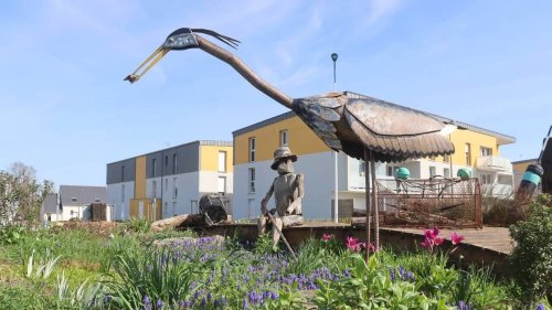 Une sculpture représentant un héron volée sur un rond-point près de Vannes
