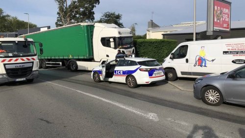 La voiture s’encastre dans un poids lourd en stationnement à Vannes : un mort, un blessé grave