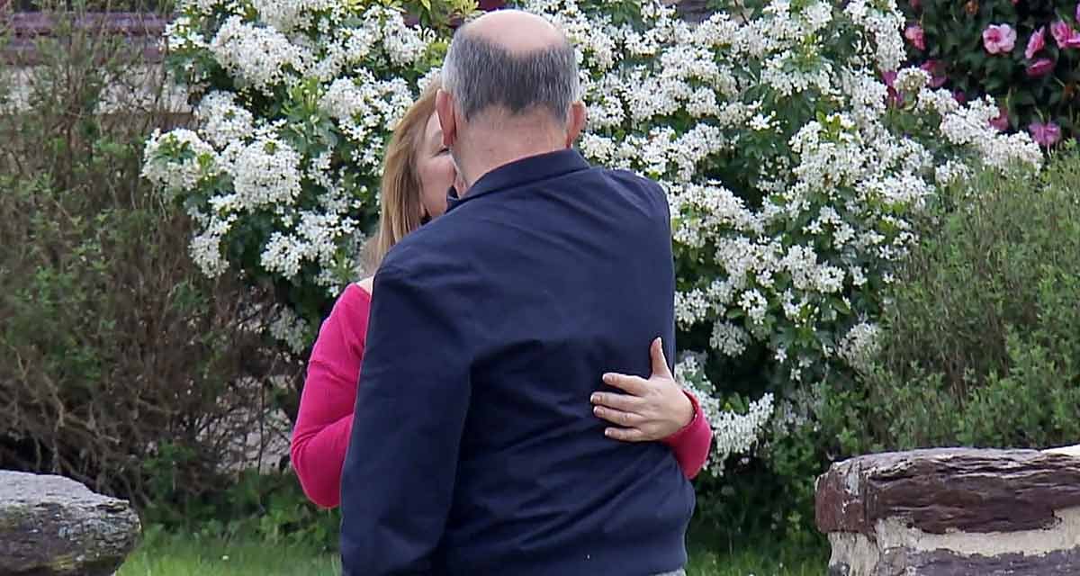 L’amour est dans le pré : Livie embrasse Pierrick à peine Valérie partie, le pire est à venir