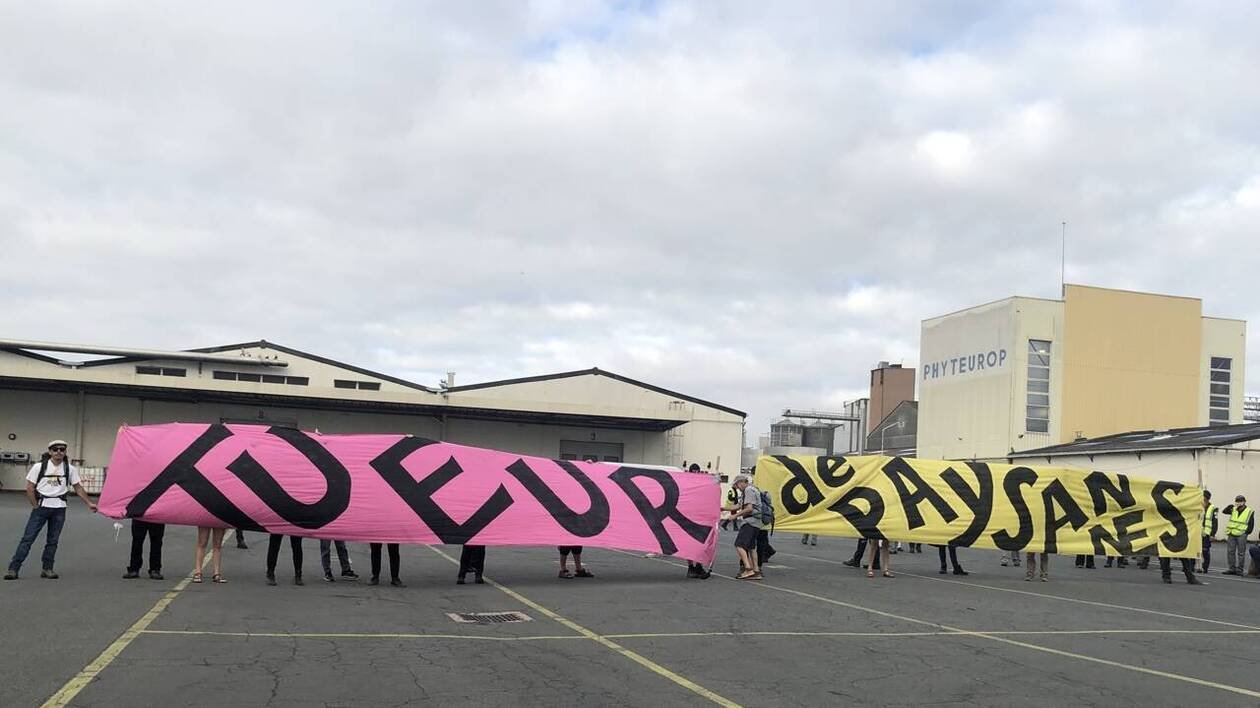 Des agriculteurs bloquent une usine de pesticides en Maine-et-Loire