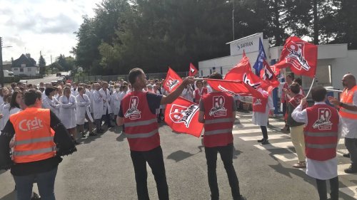 À Fougères, 300 salariés de Safran manifestent pour réclamer une meilleure rémunération