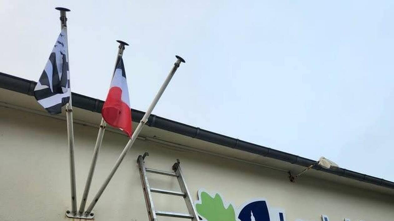 À Landudal, le drapeau européen a été retiré du fronton de la mairie