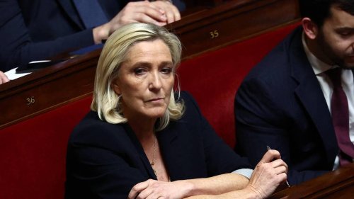 Déchue de son mandat de conseillère départementale, Marine Le Pen conteste sa démission en justice