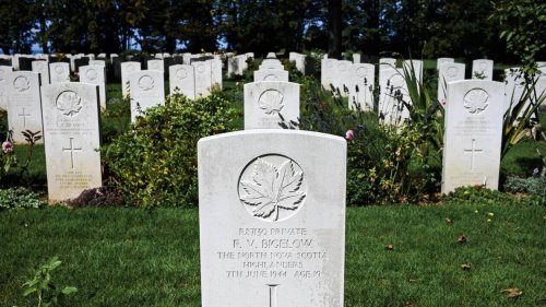Au cimetière militaire de Bény-sur-Mer, un secret de famille révélé 60 ans après le Débarquement