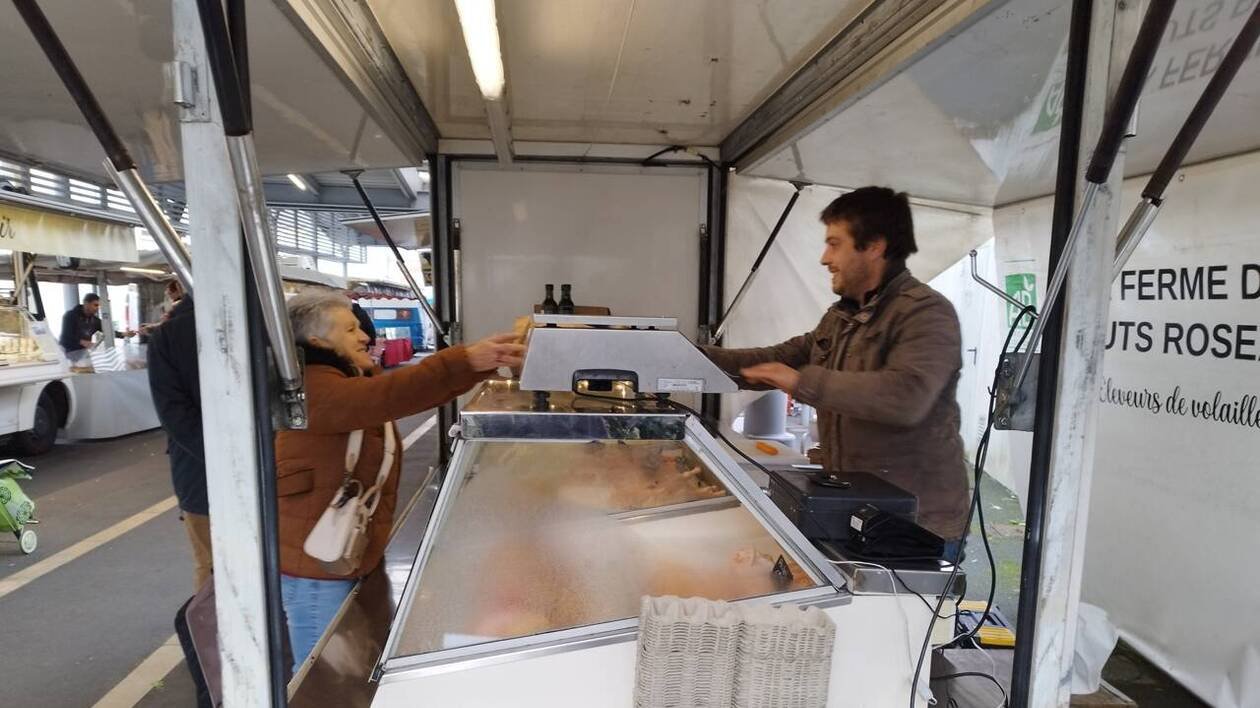 Sur le marché d’Ancenis, les œufs de cet éleveur bio se vendent comme des petits pains
