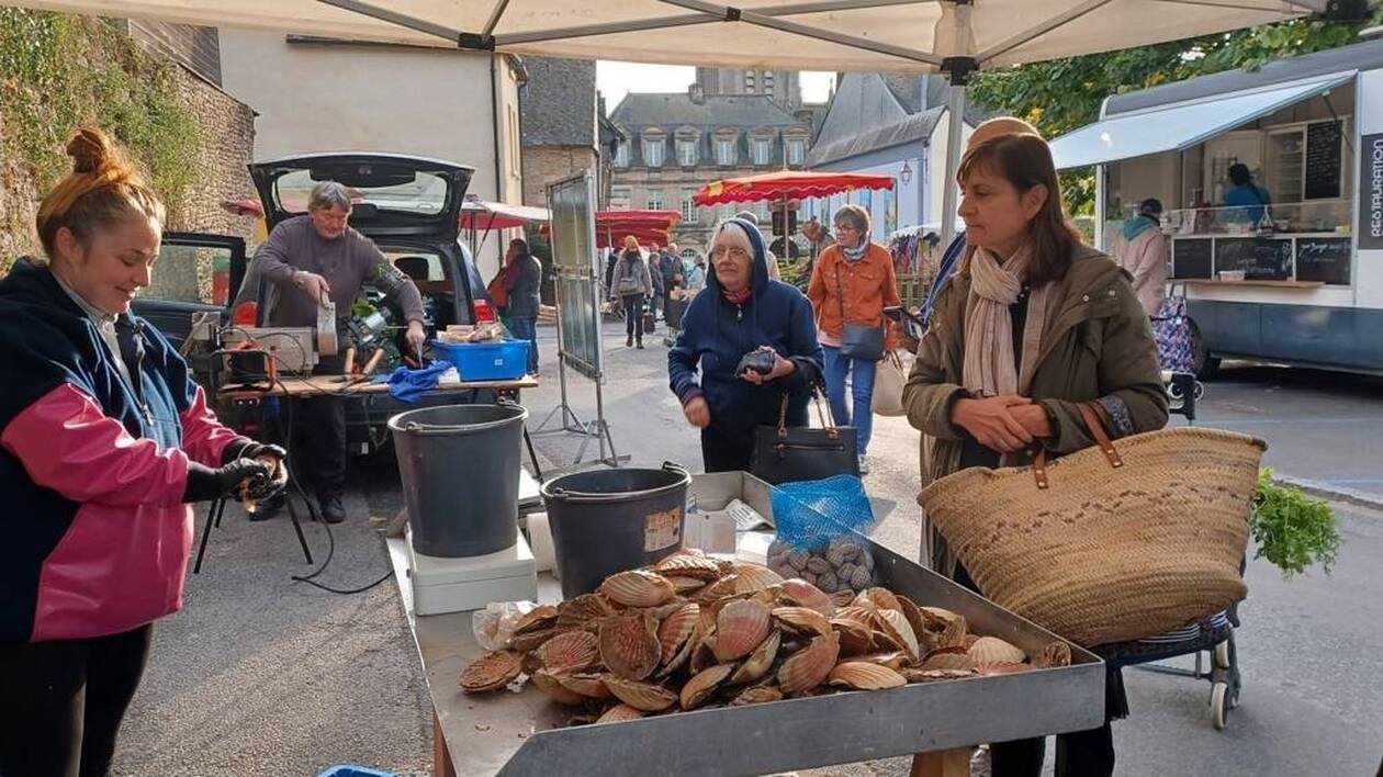 Elle vend des crustacés pêchés dans la baie de Saint-Brieuc, sur le marché de Josselin