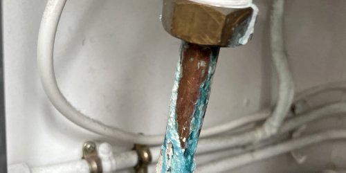 Fuite sur un ballon d'eau chaude : le propriétaire doit-il prendre en charge les réparations ?