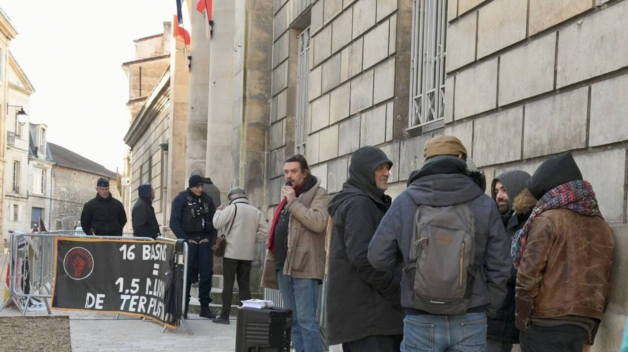 Une vingtaine de personnes réunies devant le tribunal de Niort en soutien au militant anti-bassines | Courrier de l’Ouest