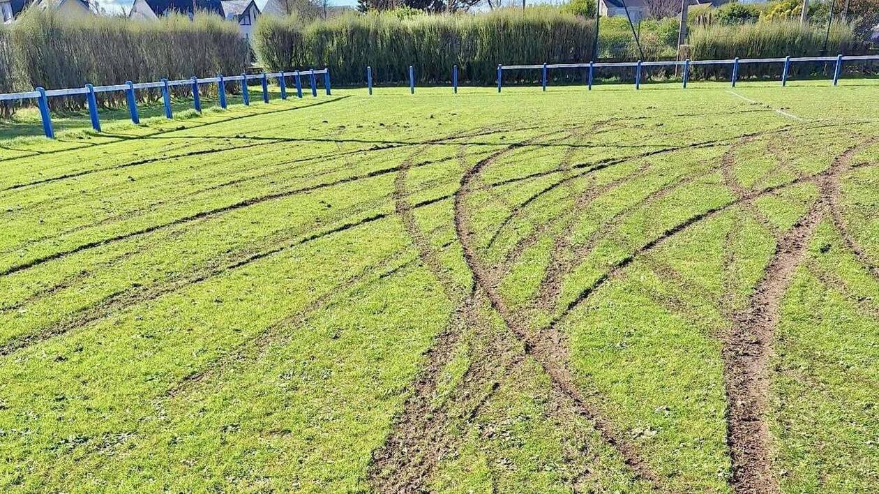 « Un truc de fou » : le terrain de foot complètement saccagé dans cette commune du Finistère
