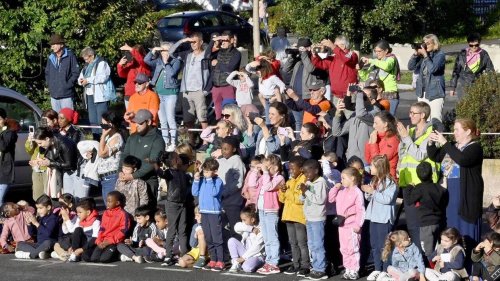 Les enfants du quartier au premier rang de la parade de Royal de Luxe