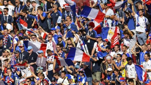 VIDÉO. Obélix et les supporters français nettoient les tribunes au Qatar