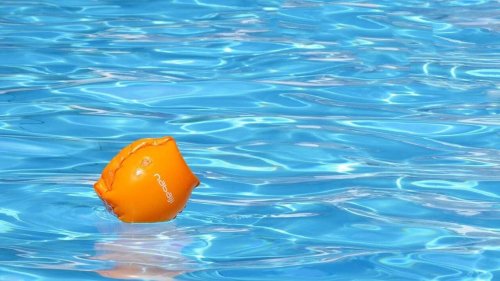 Le concierge installe une piscine sur le toit de l’école : « La direction est consternée »