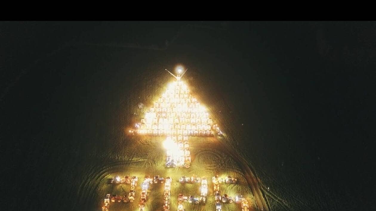 Pour émerveiller ses enfants, cet agriculteur breton a réuni 200 tracteurs pour former un sapin de Noël géant
