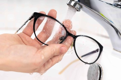 Oubliez lingettes et chiffon : ce geste malin laisse vos lunettes impeccables en quelques secondes