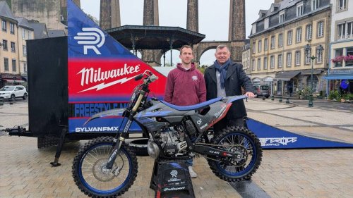 Expert de motocross, il va réaliser un saut spectaculaire en plein cœur de cette ville bretonne