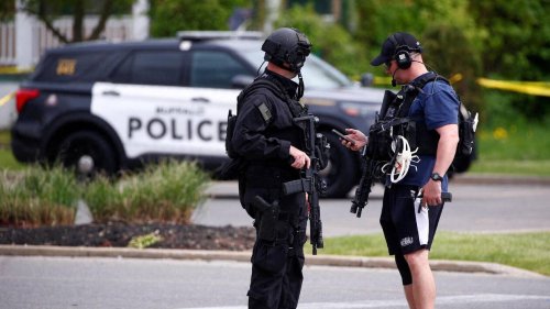 Fusillade à Buffalo. Le FBI enquête sur un possible crime "extrémiste" à "motivation raciale"
