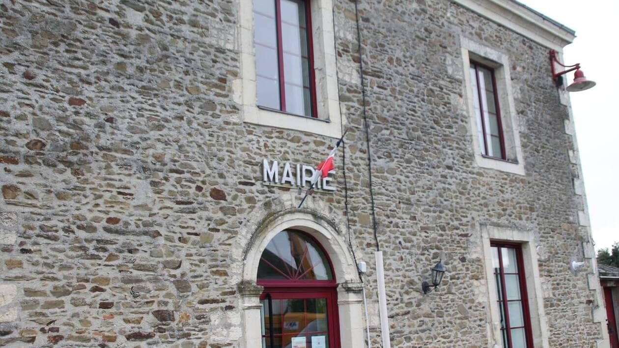 Crise agricole : en Mayenne, un maire décroche le drapeau européen de sa mairie par « solidarité » avec les ag