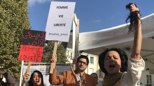 A Caen, elle se coupe les cheveux pour soutenir les femmes iraniennes