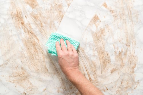 Ce que vous faites peut ruiner votre marbre : ces erreurs d’entretien sont à bannir d’urgence