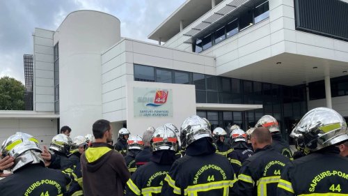 En colère, les pompiers de Nantes débarquent en nombre devant le siège du Sdis