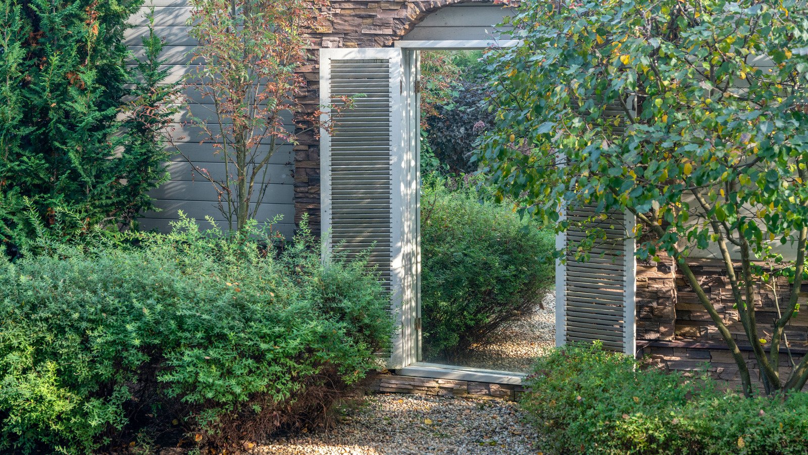 This Common Garden Mirror Mistake Is Actually Deadly