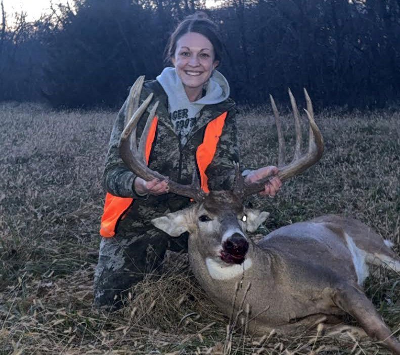 “I Hope My Baby Grows Up to Be a Deer Hunter.” Pregnant Woman Shoots 190-Class Buck on the Last Day of the Season