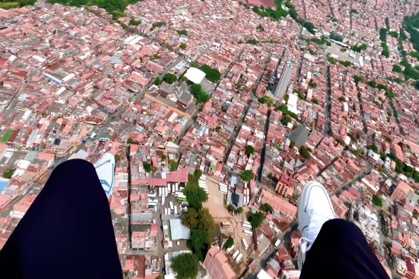 Paraglider Drops His Phone, and This Is What Happened Next