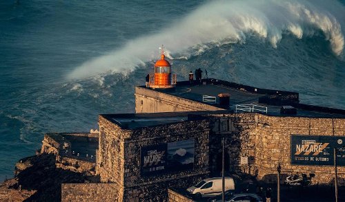 Dans les coulisses de Nazaré, un jour de tempête