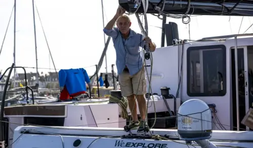 À bord de son bateau en lin, Roland Jourdain invente la voile de demain