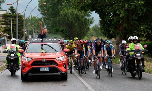 VIDEO: Massive Crash Creates Chaos at Giro d’Italia, Former Winner Jai Hindley Abandons