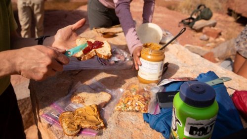 Here’s What Dietitians Want Hikers to Know About Eating on the Trail