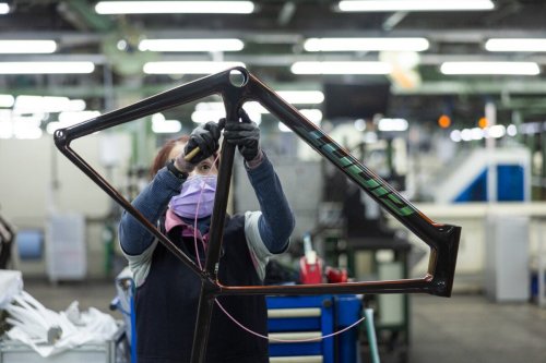 Factory Tour: How a Giant Bicycle Is Made, Starting from the Carbon Thread